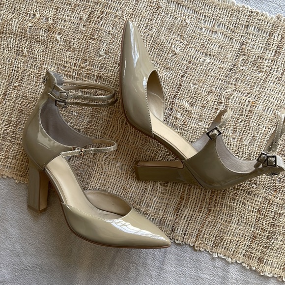 Sexy Tan coloured Marc Fisher high heels - size 8M - Picture 4 of 4